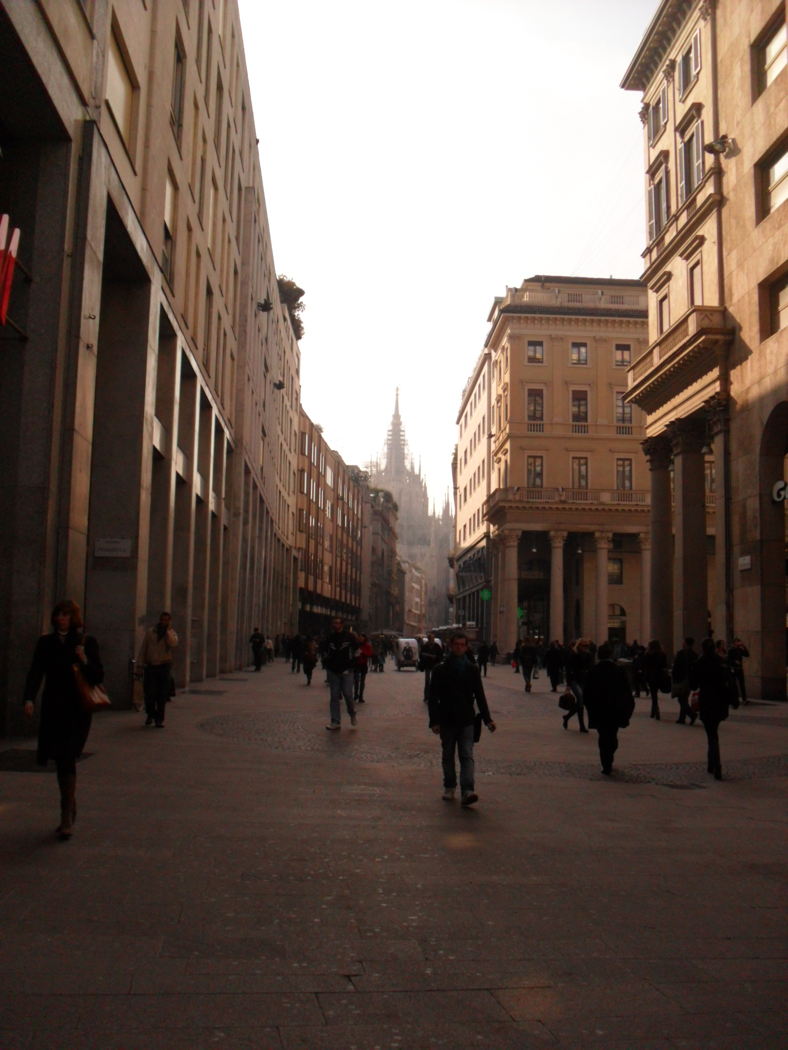 Duomo de Milão ao fundo